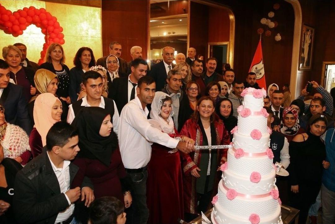 75 &Ccedil;ift Mutluluklarını Resmileştirdi