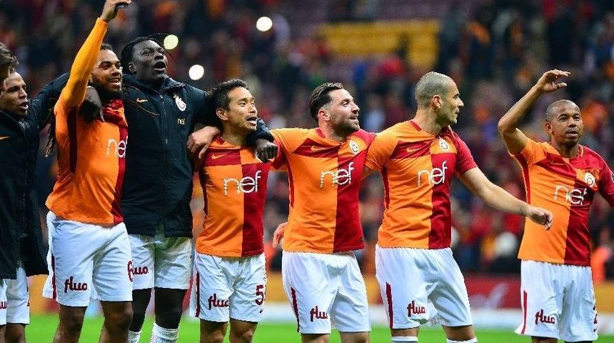 Galatasaray, Galibiyeti Taraftarıyla Kutladı