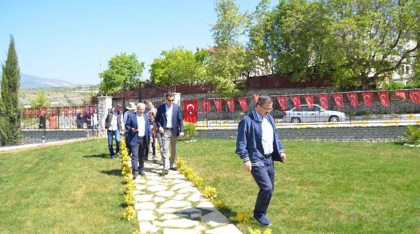 Bakan Yardımcıları Şehidin Mezarını Ziyaret Etti