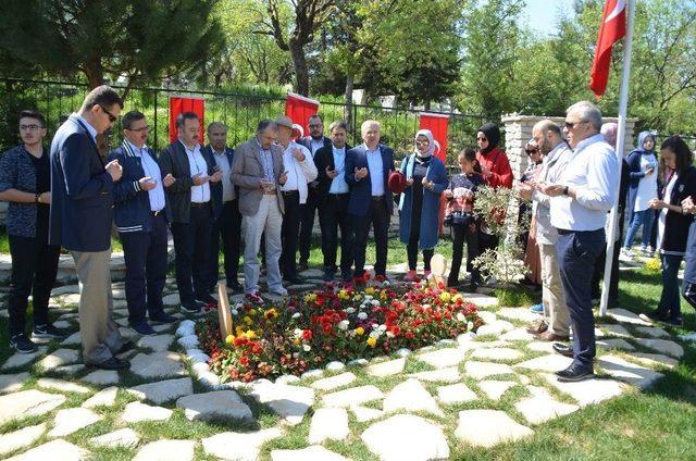 Bakan Yardımcıları Şehidin Mezarını Ziyaret Etti