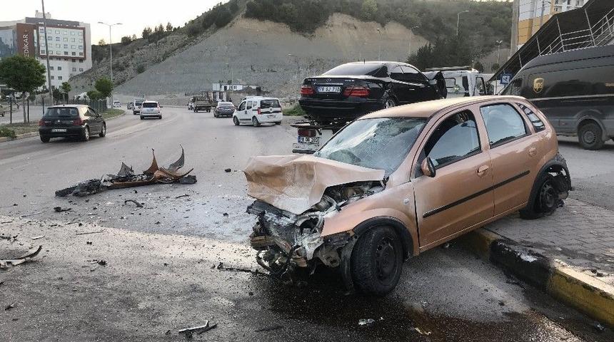 Kontrolden &Ccedil;ıkan Otomobil &Uuml;&ccedil; Araca &Ccedil;arptı: 3 Yaralı