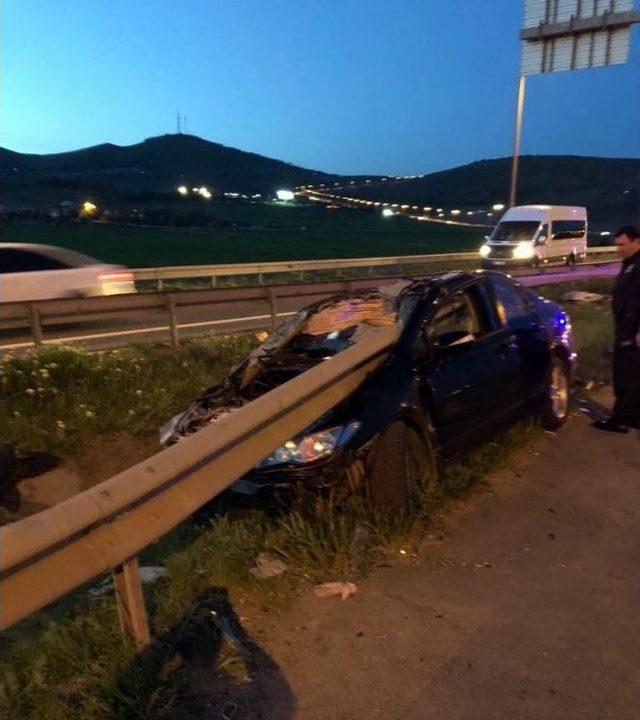 Bariyere Saplanan Otomobilden Sağ Çıktı