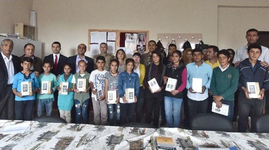 Ahlat Kaymakamlığından &Ccedil;alışkan &Ouml;ğrencilere Tablet