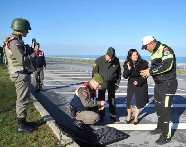 Kadın Kaymakam Kontrol Noktasında Denetleme Yaptı