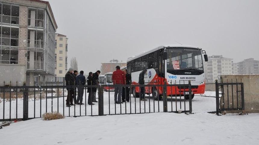 Kars&rsquo;ta Dolmuş&ccedil;uların Kapalı Yol Eylemi
