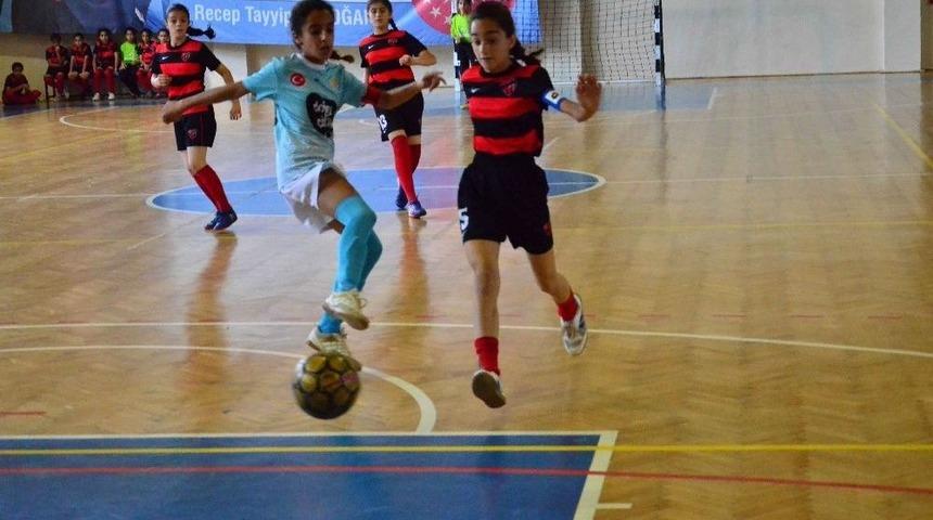 Adana&rsquo;da Okullararası K&uuml;&ccedil;&uuml;k Kızlar Ve Erkekler Futsal M&uuml;sabakaları Tamamlandı