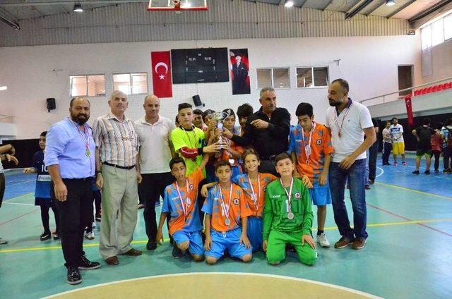 Adana’da Okullararası Küçük Kızlar Ve Erkekler Futsal Müsabakaları Tamamlandı