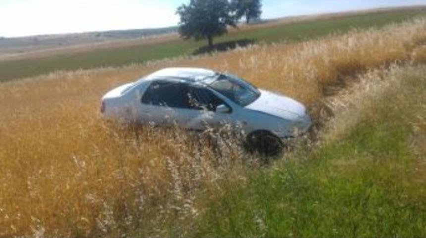 Otomobil Tarlaya U&ccedil;tu: 2 Yaralı