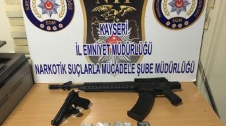 Uyuşturucu Taciri Tabanca Ve T&uuml;fekle Yakalandı