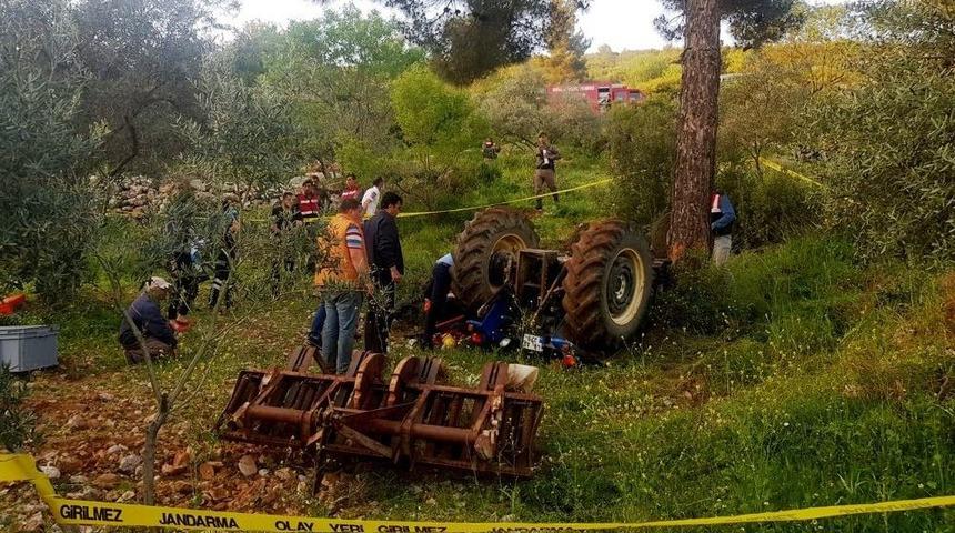 Tarlasını S&uuml;r&uuml;rken Trakt&ouml;r Altında Kaldı
