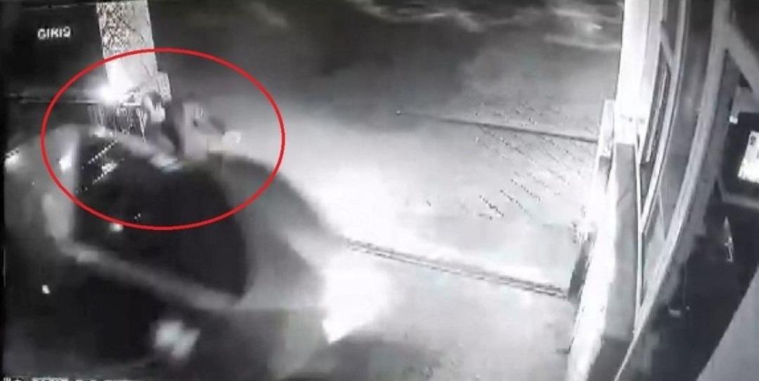 Demir Kapı İle Ara&ccedil; Arasında Kalmaktan Son Anda Kurtuldu