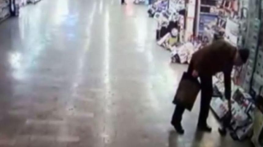 (özel) Karaköy’de Hırsız Kaşla Göz Arasında 20 Liralık Anteni Böyle Çaldı