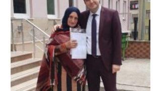 79 Yaşında Okuma Yazma Öğrenerek Karne Aldı