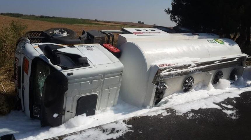 Yolcu Otob&uuml;s&uuml; İle Yakıt Tankeri &Ccedil;arpıştı: 10 Yaralı