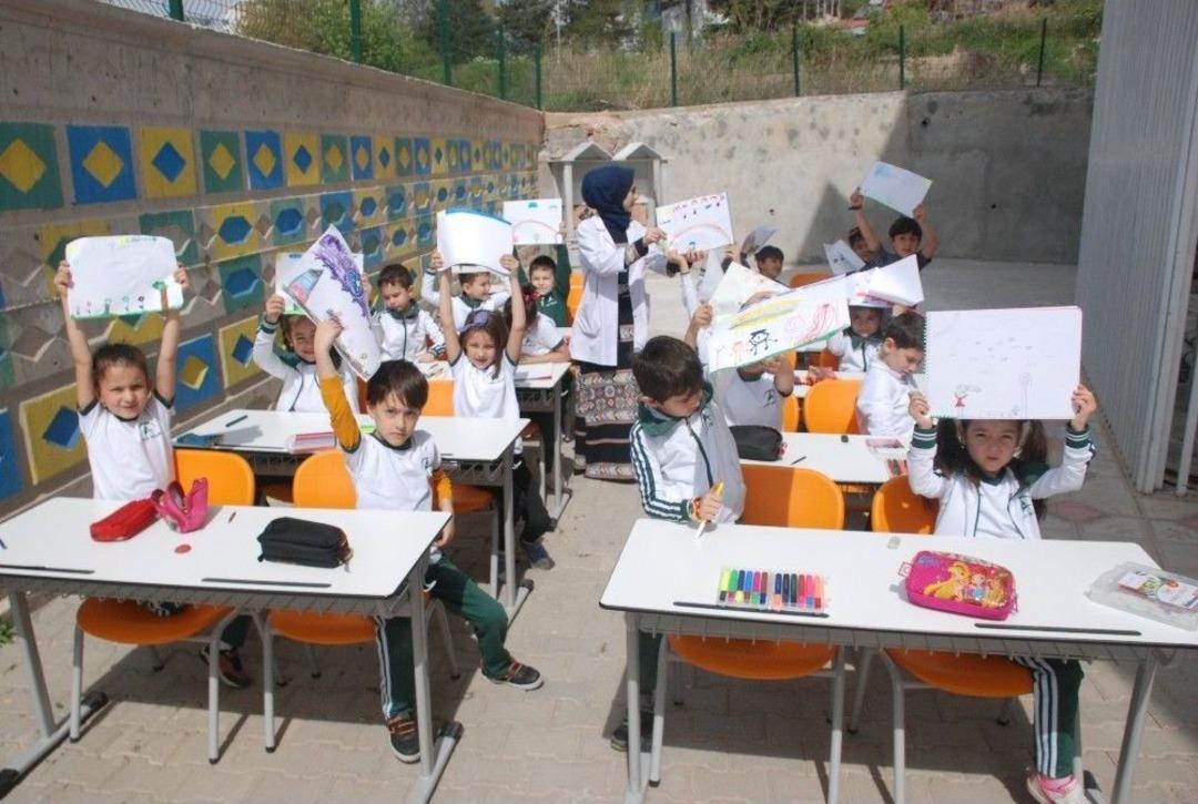 Hababam Sınıfı Gibi Derslerini Okul Bah&ccedil;esinde Yapıyorlar