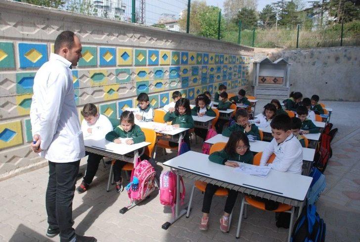 Hababam Sınıfı Gibi Derslerini Okul Bahçesinde Yapıyorlar G1
