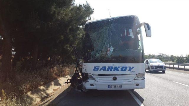 Yolcu Otobüsü İle Yakıt Tankeri Çarpıştı: 10 Yaralı