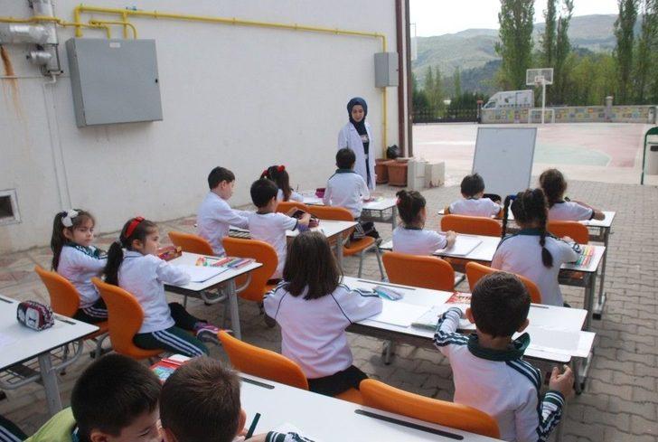 Hababam Sınıfı Gibi Derslerini Okul Bahçesinde Yapıyorlar G2