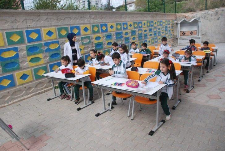 Hababam Sınıfı Gibi Derslerini Okul Bahçesinde Yapıyorlar G3
