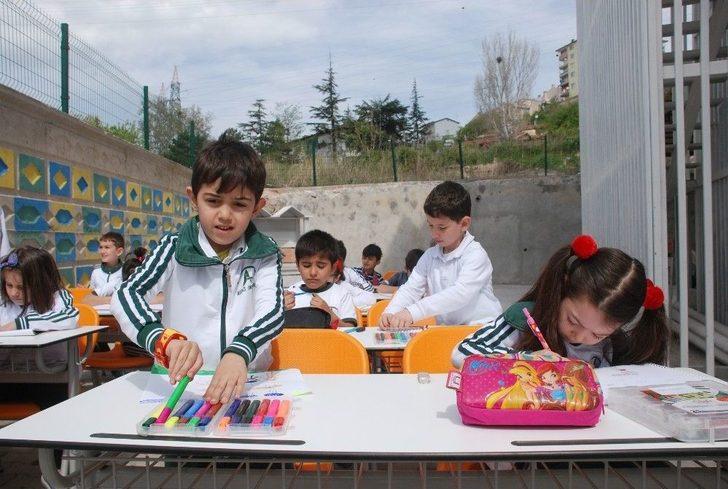 Hababam Sınıfı Gibi Derslerini Okul Bahçesinde Yapıyorlar G4