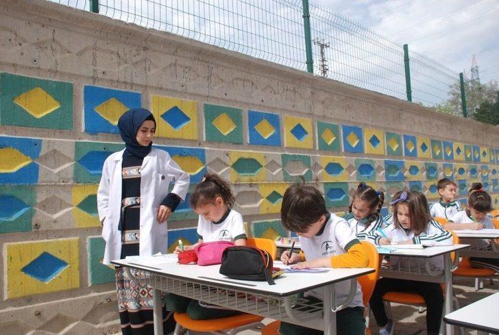 Hababam Sınıfı Gibi Derslerini Okul Bahçesinde Yapıyorlar G5