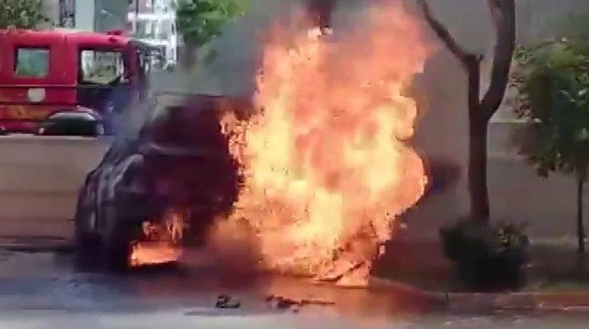 Kontağı &Ccedil;evirdiği Sırada Otomobil Alev Alev Yandı