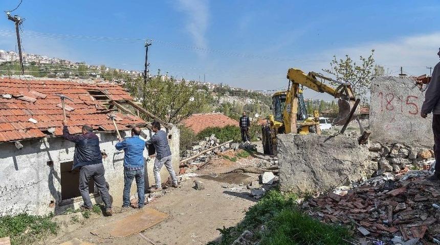 Başkent&rsquo;te G&uuml;le Oynaya Bir Yıkım