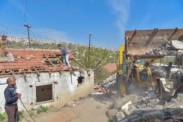 Başkent’te Güle Oynaya Bir Yıkım