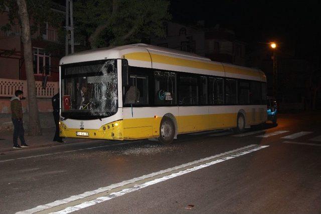 Alkollü Sürücü, Belediye Otobüsüne Ateş Edip Şoförünü Darp Etti