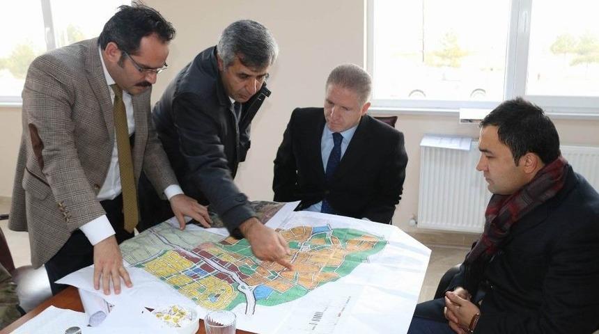 Vali G&uuml;l, Sıcak &Ccedil;ermik&rsquo;te İncelemelerde Bulundu