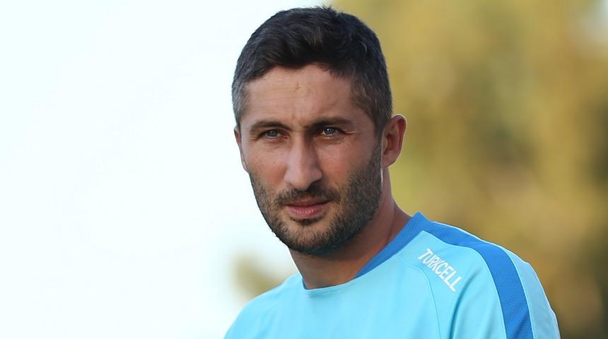 Sabri Sarıoğlu, futbolu bıraktığına dair &ccedil;ıkan haberleri yalanladı