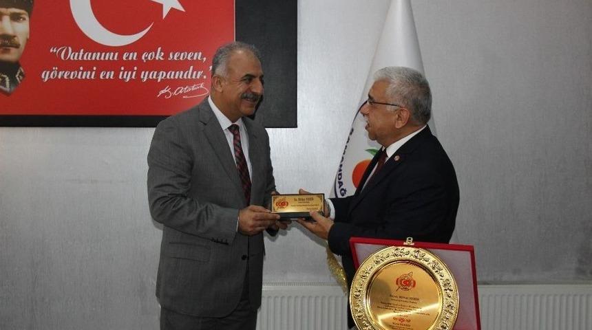 Mithat Nehir, "yılın En Başarılı Belediye Başkanı" Se&ccedil;ildi