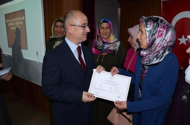 Okuma Yazma Kursiyerleri Sertifikalarını Aldı