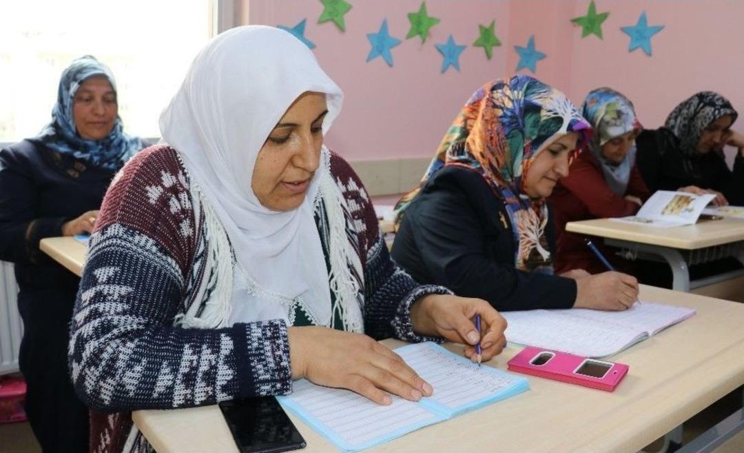 İranlılardan Okuma Yazma Seferberliğine Destek