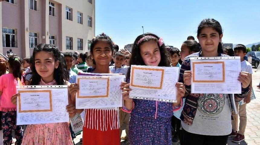 Muş&rsquo;ta &Ouml;ğrencilerin Karne Sevinci