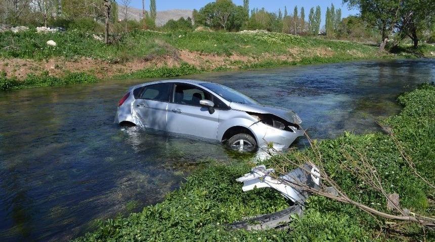 Ağaca &Ccedil;arpan Otomobil Nehre U&ccedil;tu