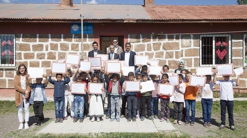 Ahlat&rsquo;ta 10 Bin 150 &Ouml;ğrenci Karne Aldı