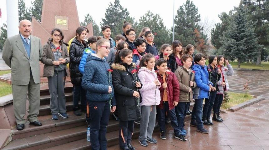 Tekden Koleji &Ouml;ğrencilerinden Şehitliğe Ziyaret