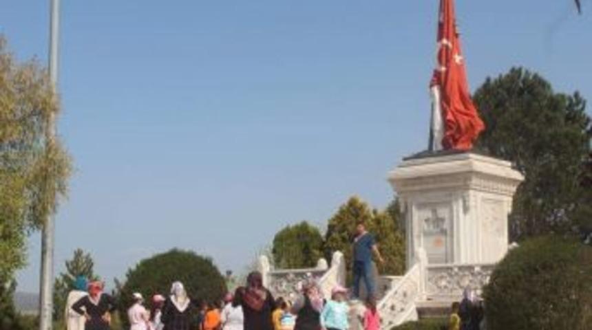 Dumlupınar Şehitliği&rsquo;ne Ziyaret&ccedil;i Akını