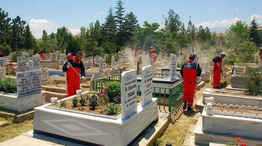 Konya’nın 31 İlçesindeki Mezarlıklar Artık Daha Bakımlı