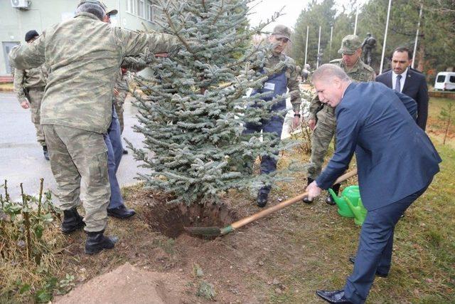 Vali Gül, Askerlerle Bir Araya Geldi