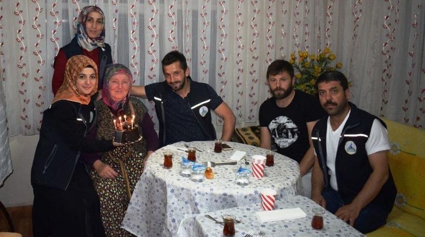 90 Yaşında İlk Doğum G&uuml;n&uuml;n&uuml; Alo Evlat Ekibiyle Kutladı