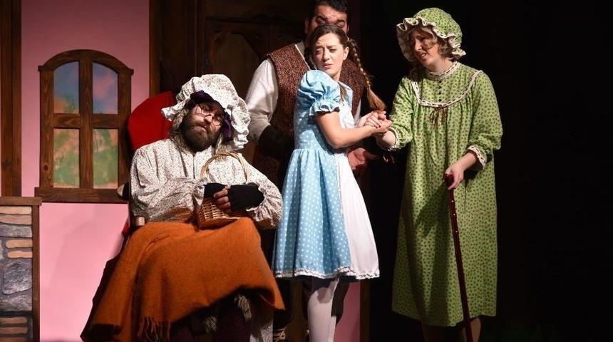 Minikler Kırmızı Başlıklı Kız İle Eğlendi