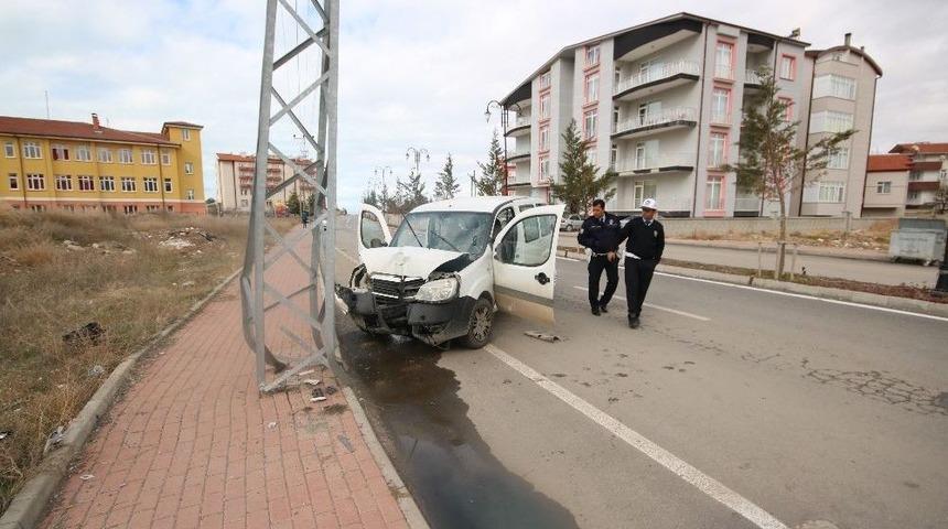 Hafif Ticari Ara&ccedil; Elektrik Direğine &Ccedil;arptı: 2 Yaralı