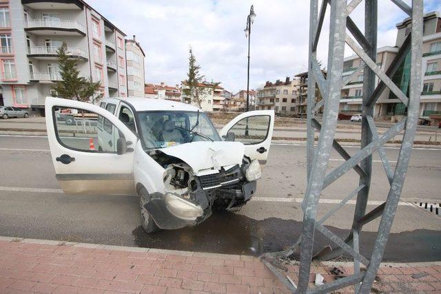 Hafif Ticari Araç Elektrik Direğine Çarptı: 2 Yaralı