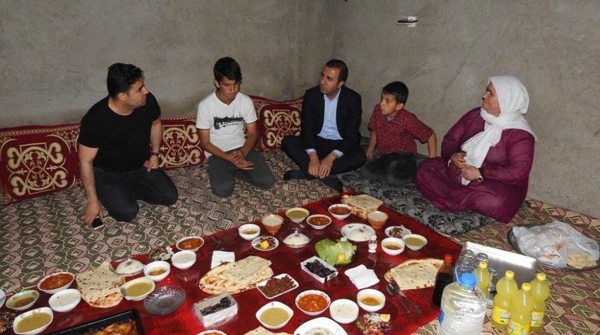 Başkan Bedirhanoğlu, Vatandaşın Evinde İftar Yaptı