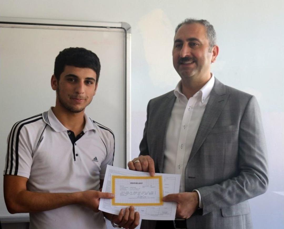 Adalet Bakanı G&uuml;l &Ouml;ğrencilere Karnelerini Dağıttı