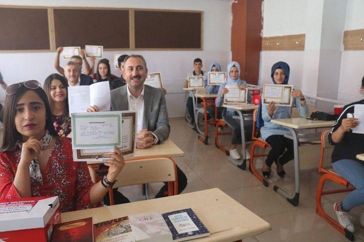 Adalet Bakanı Gül Öğrencilere Karnelerini Dağıttı G1