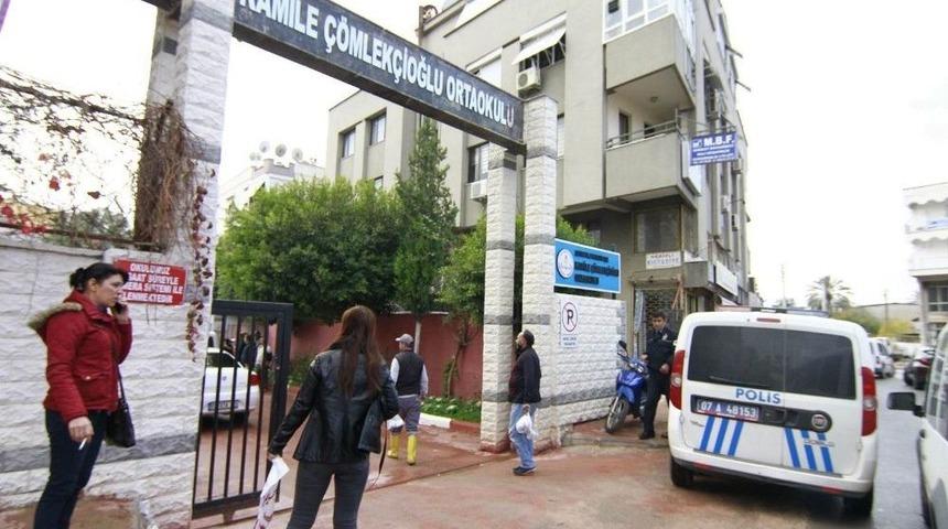 Oğlu Okuldan Uzaklaştırılan Veli, Tebligat İ&ccedil;in &Ccedil;ağrıldığı Okula Belinde Silahla Geldi