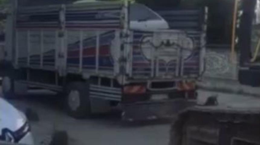 Otomobili Kep&ccedil;eyle Kamyonetin Kasasına Y&uuml;kledi